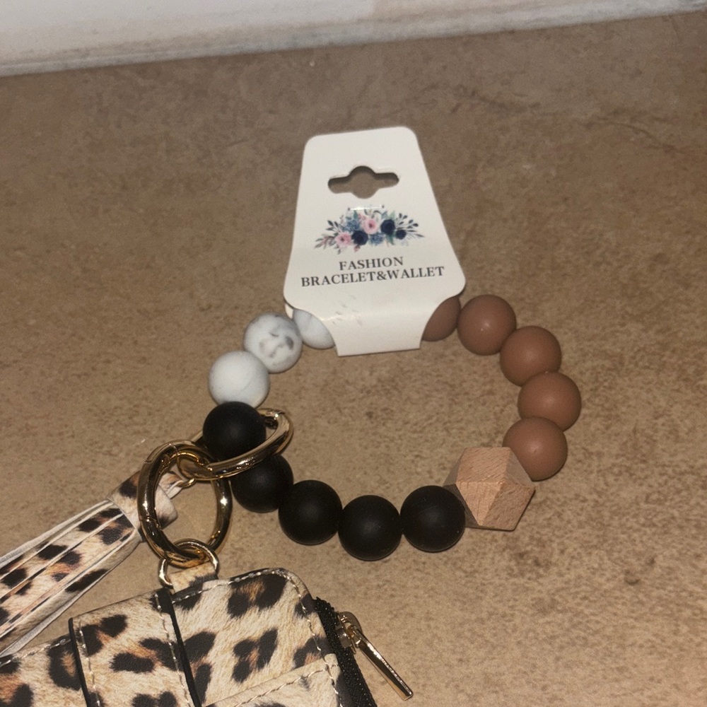 Leopard Print Card Holder with Beaded Bracelet - Picture 3 of 4
